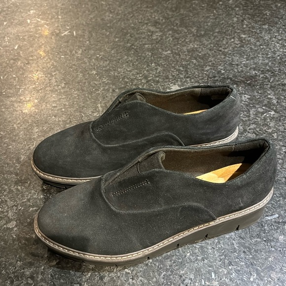 Ladies Black Gently Worn Clarks Suede Loafers - Picture 4 of 6